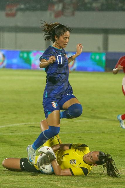 (250706) -- TANGERANG, July 6, 2025 (Xinhua) -- Chen Jin Wen (Top) of Chinese Taipei vies with goalkeeper of Indonesia Iris Joska De Rouw during the AFC Women's Asian Cup 2026 Qualifiers Group D football match between Indonesia and Chinese Taipei in Tangerang, Indonesia, July 5, 2025. (Xinhua/Claudio)