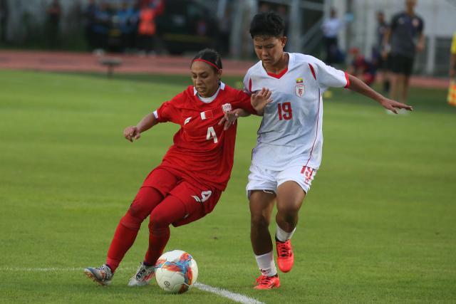 (250706) -- YANGON, July 6, 2025 (Xinhua) -- Shwe Yee Tun (R) of Myanmar vies with Fatema Alnesuf of Bahrain during the AFC Women's Asian Cup 2026 qualifiers Group C football match between Myanmar and Bahrain in Yangon, Myanmar, July 5, 2025. (Xinhua/Myo Kyaw Soe)