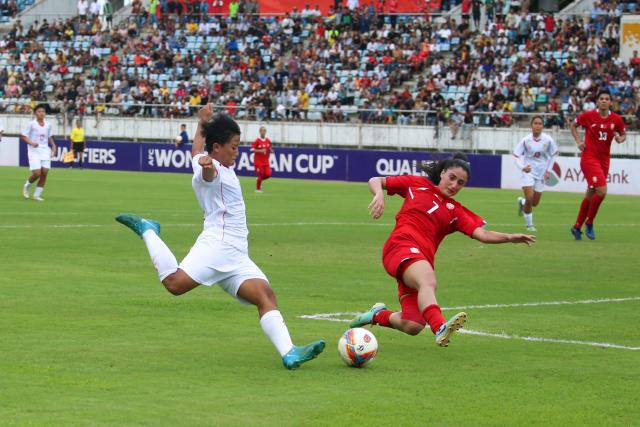 (250706) -- YANGON, July 6, 2025 (Xinhua) -- San Thaw Thaw (front L) of Myanmar vies with Rawan Alali (front R) of Bahrain during the AFC Women's Asian Cup 2026 qualifiers Group C football match between Myanmar and Bahrain in Yangon, Myanmar, July 5, 2025. (Xinhua/Myo Kyaw Soe)
