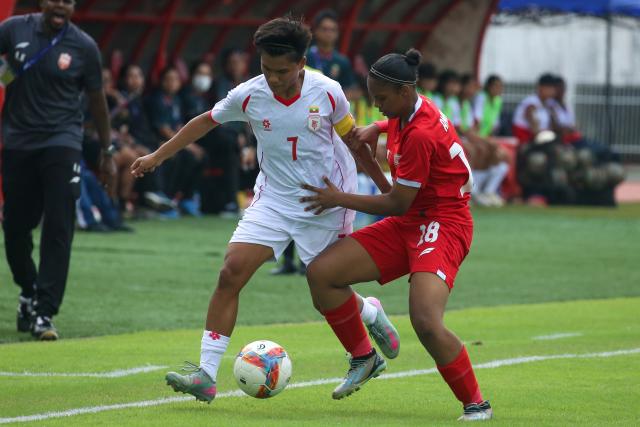 (250706) -- YANGON, July 6, 2025 (Xinhua) -- Win Theingi Tun (L) of Myanmar vies with Ameena Aldoseri of Bahrain during the AFC Women's Asian Cup 2026 qualifiers Group C football match between Myanmar and Bahrain in Yangon, Myanmar, July 5, 2025. (Xinhua/Myo Kyaw Soe)