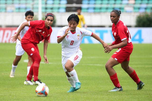 (250706) -- YANGON, July 6, 2025 (Xinhua) -- San Thaw Thaw (C) of Myanmar vies for the ball during the AFC Women's Asian Cup 2026 qualifiers Group C football match between Myanmar and Bahrain in Yangon, Myanmar, July 5, 2025. (Xinhua/Myo Kyaw Soe)