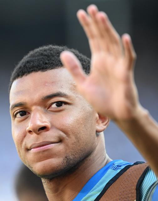 (250706) -- NEW JERSEY, July 6, 2025 (Xinhua) -- Kylian Mbappe of Real Madrid acknowledges the crowd during the warm-up before the quarterfinal match between Real Madrid (Spain) and Borussia Dortmund (Germany) at the FIFA Club World Cup 2025 in New Jersey, the United States, July 5, 2025. (Xinhua/Wu Xiaoling)