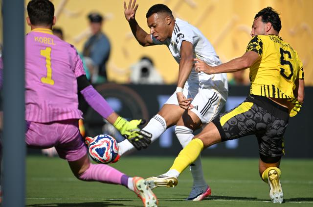 (250706) -- NEW JERSEY, July 6, 2025 (Xinhua) -- Kylian Mbappe (C) of Real Madrid shoots during the quarterfinal match between Real Madrid (Spain) and Borussia Dortmund (Germany) at the FIFA Club World Cup 2025 in New Jersey, the United States, July 5, 2025. (Xinhua/Wu Xiaoling)