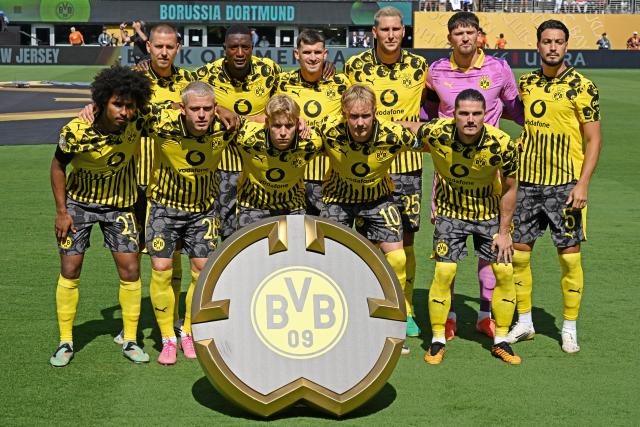 (250706) -- NEW JERSEY, July 6, 2025 (Xinhua) -- The starting line-up pose for a group photo ahead of the quarterfinal match between Real Madrid (Spain) and Borussia Dortmund (Germany) at the FIFA Club World Cup 2025 in New Jersey, the United States, July 5, 2025. (Xinhua/Li Rui)