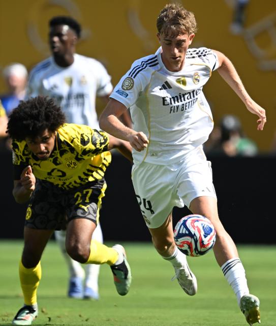 (250706) -- NEW JERSEY, July 6, 2025 (Xinhua) -- Dean Huijsen (R) of Real Madrid vies with Karim Adeyemi of Borussia Dortmund during the quarterfinal match between Real Madrid (Spain) and Borussia Dortmund (Germany) at the FIFA Club World Cup 2025 in New Jersey, the United States, July 5, 2025. (Xinhua/Wu Xiaoling)
