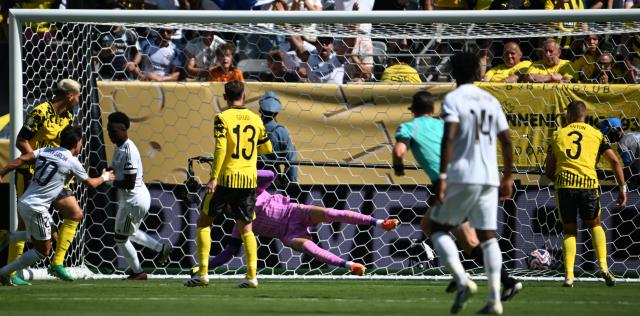 (250706) -- NEW JERSEY, July 6, 2025 (Xinhua) -- Fran Garcia (1st L) of Real Madrid scores during the quarterfinal match between Real Madrid (Spain) and Borussia Dortmund (Germany) at the FIFA Club World Cup 2025 in New Jersey, the United States, July 5, 2025. (Xinhua/Wu Xiaoling)