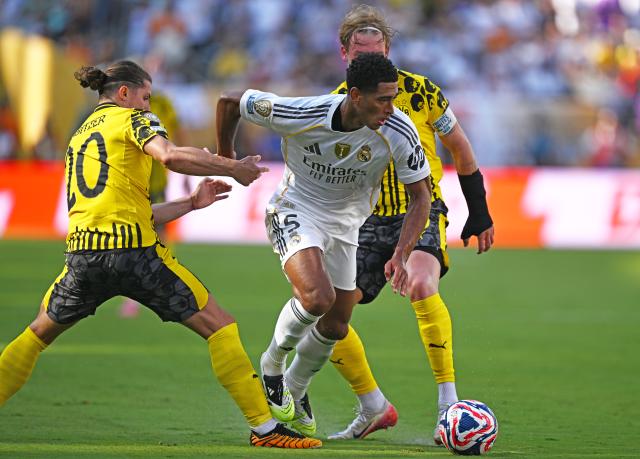 (250706) -- NEW JERSEY, July 6, 2025 (Xinhua) -- Jude Bellingham (C) of Real Madrid breaks through during the quarterfinal match between Real Madrid (Spain) and Borussia Dortmund (Germany) at the FIFA Club World Cup 2025 in New Jersey, the United States, July 5, 2025. (Xinhua/Li Rui)