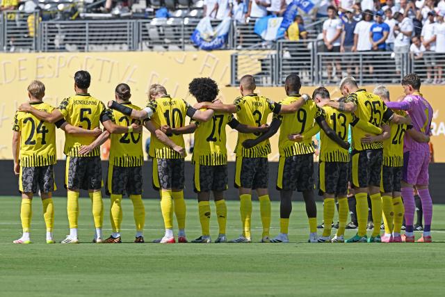 (250706) -- NEW JERSEY, July 6, 2025 (Xinhua) -- Players of Borussia Dortmund observe a minute of silence to pay tribute to Liverpool's Portuguese forward Diogo Jota and his brother Andre Silva, who passed away after a car crash, ahead of the quarterfinal match between Real Madrid (Spain) and Borussia Dortmund (Germany) at the FIFA Club World Cup 2025 in New Jersey, the United States, July 5, 2025. (Xinhua/Li Rui)