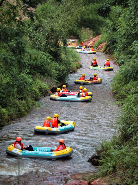 (250706) -- BEIJING, July 6, 2025 (Xinhua) -- Tourists enjoy rafting at a scenic area in Luzhou City, southwest China's Sichuan Province, July 5, 2025.
  With the arrival of summer vacation, many places in China have entered the peak tourist season. (Photo by Liu Xueyi/Xinhua)