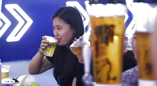 (250706) -- HARBIN, July 6, 2025 (Xinhua) -- Visitors enjoy beer at the 23rd Harbin International Beer Festival in Harbin, northeast China's Heilongjiang Province, July 5, 2025.
  The beer festival kicked off here Saturday night, showcasing more than 1,000 varieties of beer from over 10 countries and regions. (Photo by Zhang Shu/Xinhua)