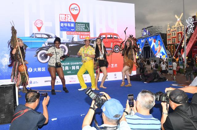 (250706) -- HARBIN, July 6, 2025 (Xinhua) -- Visitors watch a performance at the 23rd Harbin International Beer Festival in Harbin, northeast China's Heilongjiang Province, July 5, 2025.
  The beer festival kicked off here Saturday night, showcasing more than 1,000 varieties of beer from over 10 countries and regions. (Photo by Liu Yang/Xinhua)