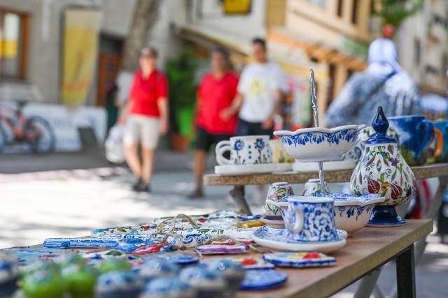 (250706) -- IZNIK, July 6, 2025 (Xinhua) -- This photo taken on June 16, 2025 shows a porcelain stall on a street in Iznik, Türkiye. Walking through the streets of Iznik, Türkiye, one finds ceramic elements everywhere. The clock tower in the city center is adorned with tile murals depicting sailing ships. House numbers on ordinary homes are carefully inscribed on elegant ceramic tiles. Family-run porcelain workshops and ceramic stalls line the streets.
  Iznik is known as Türkiye's "porcelain capital." From the 15th to the 17th century, the city flourished as a center for producing blue-and-white porcelain but gradually declined in the following centuries.
  In recent years, however, Iznik has been committed to reviving its ceramic heritage and rejuvenating its reputation as Türkiye's "porcelain capital." As part of this effort, Iznik has strengthened exchanges with Jingdezhen, often dubbed China's "porcelain capital."
  In 2021, the two porcelain capitals became sister cities, and the Iznik municipal government organized multiple visits to Jingdezhen for study and exchange.
   In 2025, Jingdezhen's second official overseas flagship store opened in Türkiye, and the two cities also signed a ceramic industry alliance cooperation agreement. Today, Iznik and Jingdezhen are deepening their ties through ceramics, adding a new layer to the modern story of the Silk Road. (Xinhua/Liu Lei)