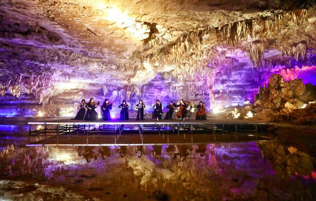 (250706) -- BEIJING, July 6, 2025 (Xinhua) -- A concert is held in a karst cave in Suiyang County, southwest China's Guizhou Province, May 4, 2023. (Xinhua)