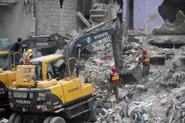 (250706) -- KARACHI, July 6, 2025 (Xinhua) -- Rescuers work at the scene of a residential building collapse in Karachi, Pakistan, July 5, 2025. The death toll in the building collapse in Pakistan's southern port city of Karachi has jumped to 27 as rescuers retrieved more bodies, a spokesperson of the state-owned rescue organization Rescue 1122 said on Sunday. (Str/Xinhua)