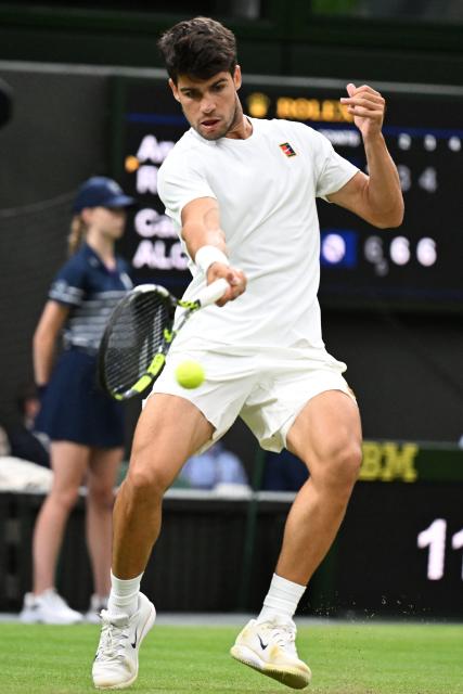 (250707) -- LONDON, July 7, 2025 (Xinhua) -- Carlos Alcaraz hits a return during the men's singles fourth round match between Carlos Alcaraz of Spain and Andrey Rublev of Russia at the Wimbledon Tennis Championships in London, Britain, July 6, 2025. (Xinhua/Zhao Dingzhe)
