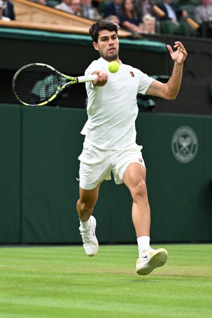 (250707) -- LONDON, July 7, 2025 (Xinhua) -- Carlos Alcaraz hits a return during the men's singles fourth round match between Carlos Alcaraz of Spain and Andrey Rublev of Russia at the Wimbledon Tennis Championships in London, Britain, July 6, 2025. (Xinhua/Zhao Dingzhe)