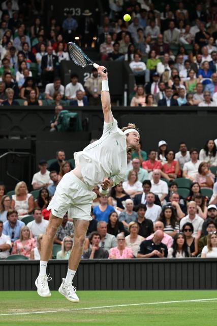 (250707) -- LONDON, July 7, 2025 (Xinhua) -- Andrey Rublev serves during the men's singles fourth round match between Carlos Alcaraz of Spain and Andrey Rublev of Russia at the Wimbledon Tennis Championships in London, Britain, July 6, 2025. (Xinhua/Zhao Dingzhe)