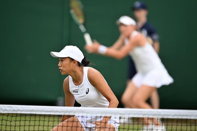 (250707) -- LONDON, July 7, 2025 (Xinhua) -- Zhang Shuai (L)/Ekaterina Alexandrova compete during the women's doubles third round match between Zhang Shuai (China)/Ekaterina Alexandrova (Russia) and Hsieh Su-Wei (Chinese Taipei)/Jelena Ostapenko (Latvia) at the Wimbledon Tennis Championships in London, Britain, July 6, 2025. (Xinhua/Zhao Dingzhe)