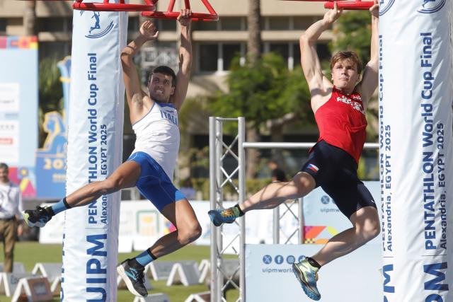 (250707) -- ALEXANDRIA, July 7, 2025 (Xinhua) -- Athletes compete in the obstacle during the UIPM 2025 Pentathlon World Cup men's final in Alexandria, Egypt, July 6, 2025. (Xinhua/Ahmed Gomaa)