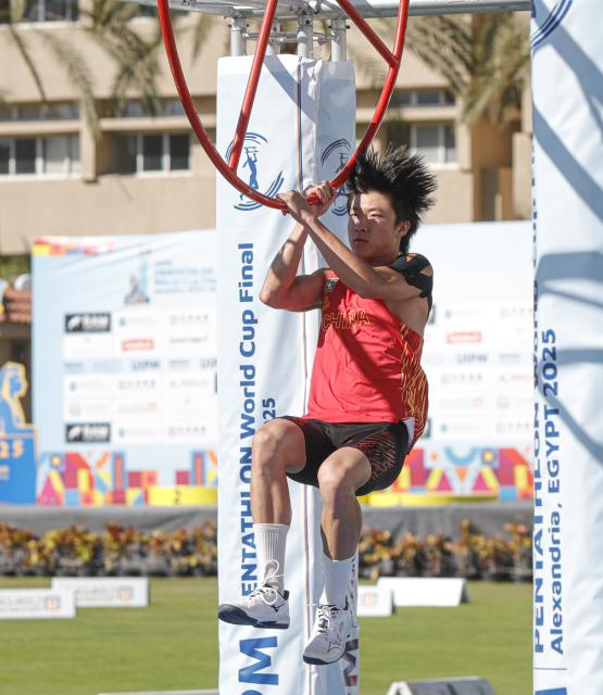(250707) -- ALEXANDRIA, July 7, 2025 (Xinhua) -- Chen Bailiang of China competes in the obstacle during the UIPM 2025 Pentathlon World Cup men's final in Alexandria, Egypt, July 6, 2025. (Xinhua/Ahmed Gomaa)