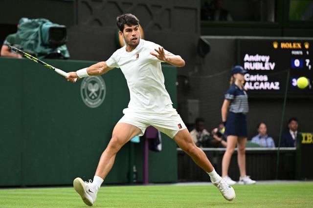 (250707) -- LONDON, July 7, 2025 (Xinhua) -- Carlos Alcaraz hits a return during the men's singles fourth round match between Carlos Alcaraz of Spain and Andrey Rublev of Russia at the Wimbledon Tennis Championships in London, Britain, July 6, 2025. (Xinhua/Zhao Dingzhe)