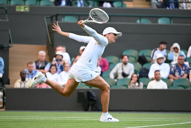 (250708) -- LONDON, July 8, 2025 (Xinhua) -- Iga Swiatek hits a return during the women's singles round of 8 match between Iga Swiatek of Poland and Clara Tauson of Denmark at the Wimbledon Tennis Championships in London, Britain, July 7, 2025. (Xinhua/Zhao Dingzhe)