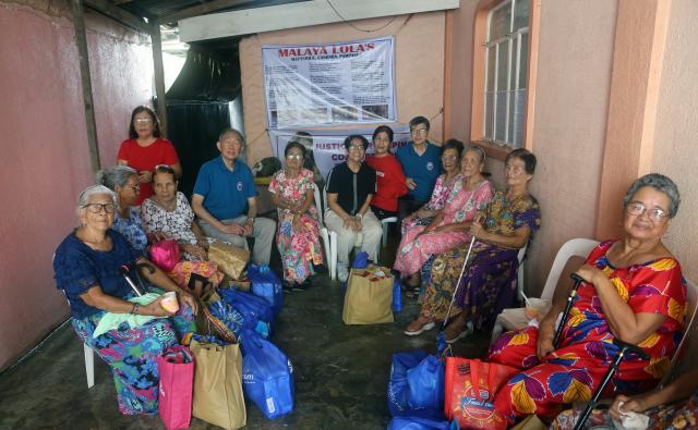 (250708) -- MANILA, July 8, 2025 (Xinhua) -- Survivors of Filipina comfort women and descendants of Filipino-Chinese guerrilla fighters pose for a group photo in Mapanique of Candaba, Pampanga province, the Philippines, July 6, 2025. TO GO WITH "Feature: Survivors of wartime sexual slavery still await justice" (Xinhua/Nie Xiaoyang)