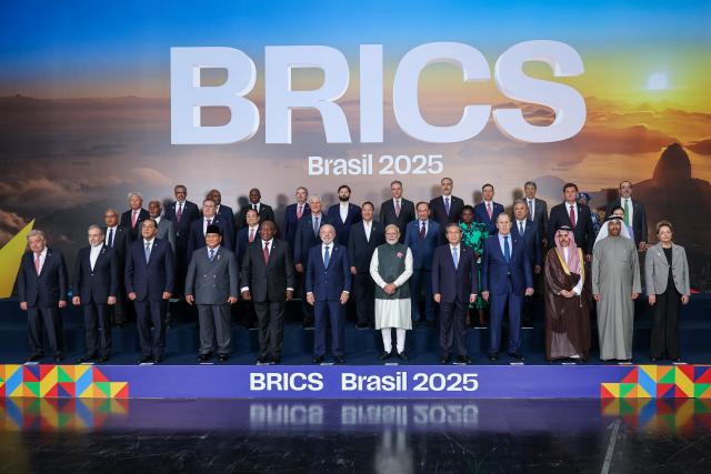 (250707) -- RIO DE JANEIRO, July 7, 2025 (Xinhua) -- Leaders from BRICS members and partner countries, guest countries, as well as representatives of international organizations, pose for a group photo in Rio de Janeiro, Brazil, July 7, 2025. Chinese Premier Li Qiang spoke on topics including strengthening multilateralism, artificial intelligence, environment and climate change, and global health at the plenary sessions of the 17th BRICS Summit in Rio de Janeiro on Sunday and Monday. (Xinhua/Liu Bin)