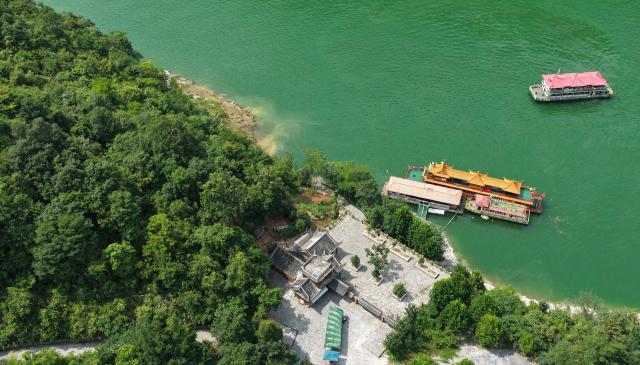 (250708) -- ENSHI, July 8, 2025 (Xinhua) -- An aerial drone photo taken on July 7, 2025 shows tourists taking a boat tour at Hudieyan scenic area in Jianshi County, Enshi Tujia and Miao Autonomous Prefecture, central China's Hubei Province. Enshi is a well-known summer travel destination in central China. Tapping diverse ecological resources, such as unique karst landforms, pleasant alpine climate, and dense primeval forests, the local authorities have actively developed summer tourism, and meticulously created diversified tourism products, like exploring canyon and cave, rafting on Qingjiang River and experiencing the culture of Tujia ethnic group. (Photo by Yang Shunpi/Xinhua)