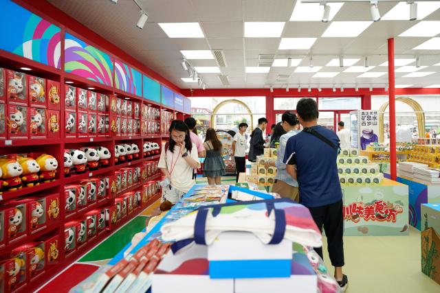 (250708) -- CHENGDU, July 8, 2025 (Xinhua) -- People select products at an official licensed products store for the World Games 2025 in Chengdu, southwest China's Sichuan Province. The Games hit the 30-day countdown mark today and will be held from August 7 to 17. (Xinhua/Xu Bingjie)