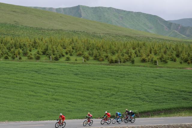 (250708) -- MENYUAN, July 8, 2025 (Xinhua) -- Cyclists compete during the Stage 3 of the Tour of Magnificent Qinghai International Road Cycling Race from Huzhu to Menyuan, northwest China's Qinghai Province, July 8, 2025. (Xinhua/Zhang Long)