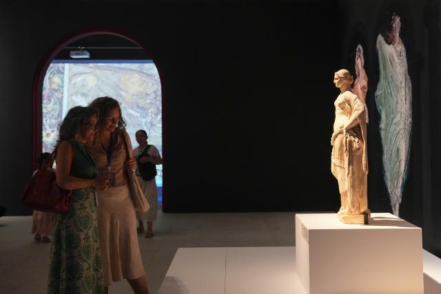 (250708) -- CHANGSHA, July 8, 2025 (Xinhua) -- People visit the exhibition "Meet Pompeii: The Eternal City" at the Hunan Museum in Changsha, capital of central China's Hunan Province, July 8, 2025. This exhibition showcasing cultural relics from ancient Pompeii opened here on Tuesday.
   It features more than 130 artifacts, including frescoes, sculptures, and bronze and gold ware, and will run through November 2 this year.
   Pompeii, situated between Naples and the Amalfi Coast, is a UNESCO World Heritage Site. The ancient city was buried under volcanic ash and pumice during the catastrophic eruption of Mount Vesuvius in the year 79. (Xinhua/Xue Yuge)