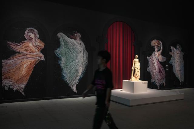 (250708) -- CHANGSHA, July 8, 2025 (Xinhua) -- A visitor visits the exhibition "Meet Pompeii: The Eternal City" at the Hunan Museum in Changsha, capital of central China's Hunan Province, July 8, 2025. This exhibition showcasing cultural relics from ancient Pompeii opened here on Tuesday.
   It features more than 130 artifacts, including frescoes, sculptures, and bronze and gold ware, and will run through November 2 this year.
   Pompeii, situated between Naples and the Amalfi Coast, is a UNESCO World Heritage Site. The ancient city was buried under volcanic ash and pumice during the catastrophic eruption of Mount Vesuvius in the year 79. (Xinhua/Xue Yuge)