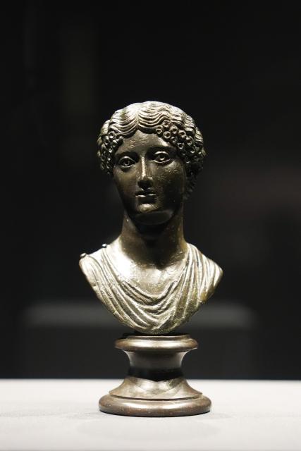 (250708) -- CHANGSHA, July 8, 2025 (Xinhua) -- This photo shows an exhibit at the exhibition "Meet Pompeii: The Eternal City" at the Hunan Museum in Changsha, capital of central China's Hunan Province, July 8, 2025. This exhibition showcasing cultural relics from ancient Pompeii opened here on Tuesday.
   It features more than 130 artifacts, including frescoes, sculptures, and bronze and gold ware, and will run through November 2 this year.
   Pompeii, situated between Naples and the Amalfi Coast, is a UNESCO World Heritage Site. The ancient city was buried under volcanic ash and pumice during the catastrophic eruption of Mount Vesuvius in the year 79. (Xinhua/Xue Yuge)