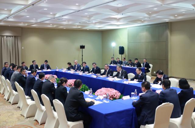 (250708) -- RIO DE JANEIRO, July 8, 2025 (Xinhua) -- Chinese Premier Li Qiang attends a symposium for Chinese enterprises operating in Brazil in Rio de Janeiro, Brazil, July 8, 2025. (Xinhua/Wang Ye)