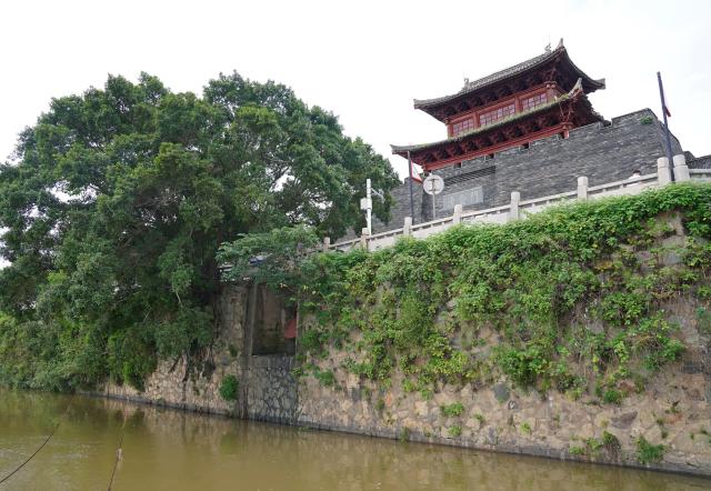 (250709) -- GANZHOU, July 9, 2025 (Xinhua) -- This photo taken on June 18, 2025 shows the water window of Fushougou Ditch located at the foot of Yongjin Gate in the ancient city of Ganzhou, east China's Jiangxi Province.
  Ganzhou, a thousand-year-old city stands in the arms of water, with Zhangjiang, Gongjiang and Ganjiang rivers interweaving to form the urban framework of "three rivers and six banks." The three rivers brought nourish source to the ancient city, while also caused it suffered from floods for centuries. 
  A drainage system with open ditches, culverts and ponds was built, utilizing the terrain of the city, which is high in the southwest and low in the northeast, during the Northern Song Dynasty (960-1127), and the underground drainage network was named Fushougou Ditch because the direction of the drainage ditch resembles the ancient seal script characters for "Fu" and "Shou."
  The wisdom of Fushougou Ditch has been integrated into the development of modern Ganzhou. A plot located in the core area of the city has been transformed into the city's central park, becoming a huge "sponge" for regulating urban hydrology. (Xinhua/Wan Xiang)