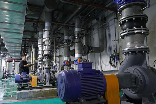 (250709) -- GANZHOU, July 9, 2025 (Xinhua) -- A staff member inspects the water treatment equipment at Jianchun wetland park in Zhanggong District of Ganzhou, east China's Jiangxi Province, June 18, 2025.
  Ganzhou, a thousand-year-old city stands in the arms of water, with Zhangjiang, Gongjiang and Ganjiang rivers interweaving to form the urban framework of "three rivers and six banks." The three rivers brought nourish source to the ancient city, while also caused it suffered from floods for centuries. 
  A drainage system with open ditches, culverts and ponds was built, utilizing the terrain of the city, which is high in the southwest and low in the northeast, during the Northern Song Dynasty (960-1127), and the underground drainage network was named Fushougou Ditch because the direction of the drainage ditch resembles the ancient seal script characters for "Fu" and "Shou."
  The wisdom of Fushougou Ditch has been integrated into the development of modern Ganzhou. A plot located in the core area of the city has been transformed into the city's central park, becoming a huge "sponge" for regulating urban hydrology. (Xinhua/Wan Xiang)