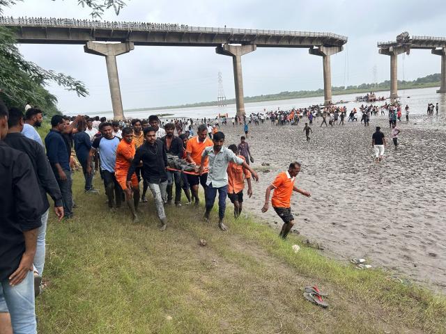 (250709) -- NEW DELHI, July 9, 2025 (Xinhua) -- Rescuers work near the site of a collapsed bridge in India's western state of Gujarat on July 9, 2025. At least nine persons died and over six were injured when their vehicles fell into a river following the collapse of a bridge in India's western state of Gujarat on Wednesday, said the local police. (UNI/Handout via Xinhua)