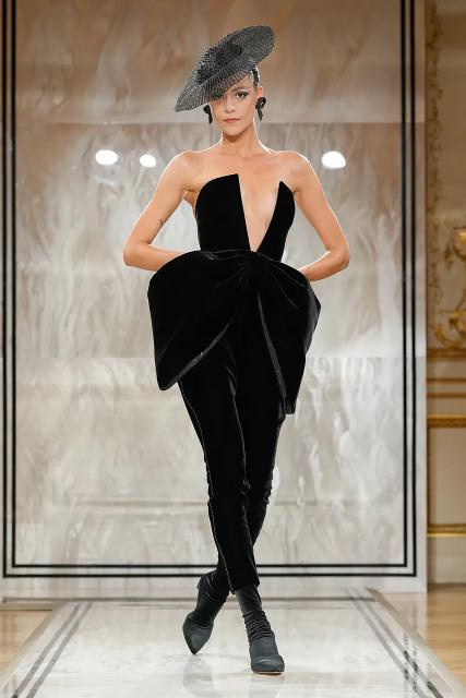 (250709) -- PARIS, July 9, 2025 (Xinhua) -- A model presents a creation from the haute couture Fall-Winter 2025/2026 collections by Giorgio Armani Prive during the Paris Haute Couture Week, in Paris, France, on July 8, 2025. (MeetEurope/Handout via Xinhua)