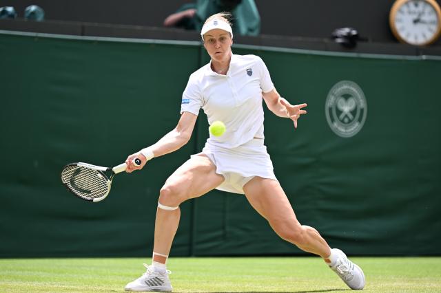 (250709) -- LONDON, July 9, 2025 (Xinhua) -- Liudmila Samsonova hits a return during the women's singles quarterfinal match between Iga Swiatek of Poland and Liudmila Samsonova of Russia at the Wimbledon Tennis Championships in London, Britain, July 9, 2025. (Xinhua/Zhao Dingzhe)