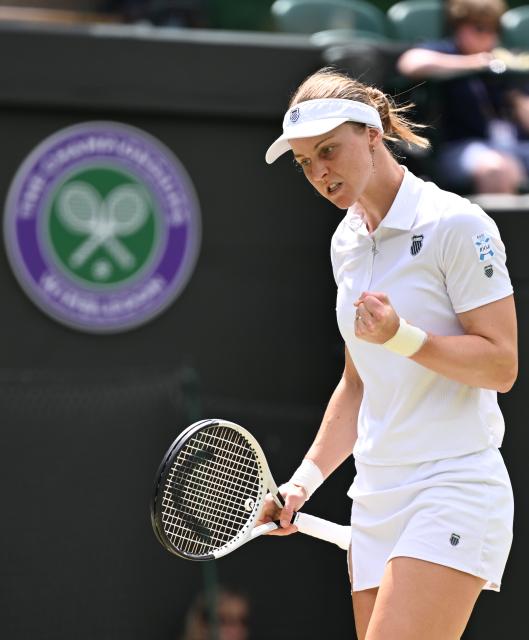 (250709) -- LONDON, July 9, 2025 (Xinhua) -- Liudmila Samsonova reacts during the women's singles quarterfinal match between Iga Swiatek of Poland and Liudmila Samsonova of Russia at the Wimbledon Tennis Championships in London, Britain, July 9, 2025. (Xinhua/Zhao Dingzhe)