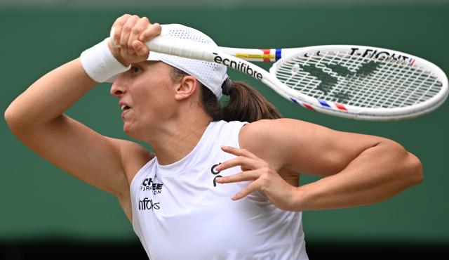 (250709) -- LONDON, July 9, 2025 (Xinhua) -- Iga Swiatek hits a return during the women's singles quarterfinal match between Iga Swiatek of Poland and Liudmila Samsonova of Russia at the Wimbledon Tennis Championships in London, Britain, July 9, 2025. (Xinhua/Zhao Dingzhe)