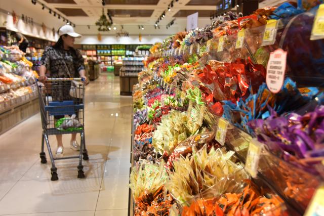 (250709) -- BEIJING, July 9, 2025 (Xinhua) -- A customer shops at a supermarket in Mengzi, southwest China's Yunnan Province, July 9, 2025. China's consumer price index (CPI), a main gauge of inflation, rose 0.1 percent year on year in June, reversing a 0.1 percent decline registered in the previous month, as the nation's measures aimed at expanding domestic demand and the recovery of industrial consumer goods prices supported price rises.
   The core CPI, which excludes food and energy prices, climbed 0.7 percent year on year in June, up 0.1 percentage points compared to the rise registered in May, according to the data released Wednesday by the National Bureau of Statistics. (Photo by Xue Yingying/Xinhua)