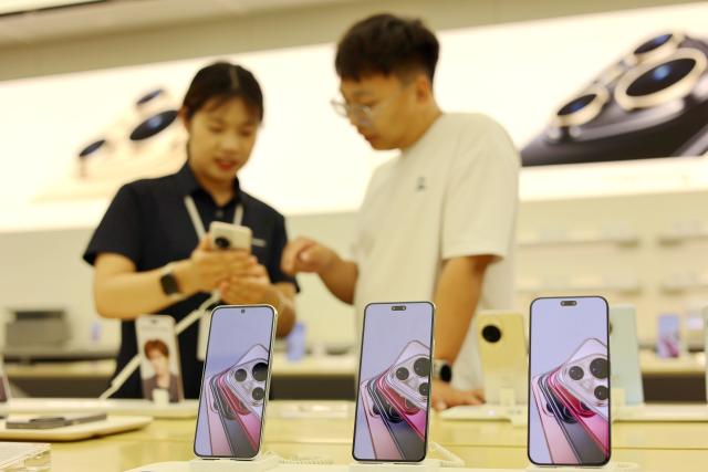 (250709) -- BEIJING, July 9, 2025 (Xinhua) -- A customer (R) shops at a cellphone store in Binzhou, east China's Shandong Province, July 9, 2025. China's consumer price index (CPI), a main gauge of inflation, rose 0.1 percent year on year in June, reversing a 0.1 percent decline registered in the previous month, as the nation's measures aimed at expanding domestic demand and the recovery of industrial consumer goods prices supported price rises.
   The core CPI, which excludes food and energy prices, climbed 0.7 percent year on year in June, up 0.1 percentage points compared to the rise registered in May, according to the data released Wednesday by the National Bureau of Statistics. (Photo by Chu Baorui/Xinhua)