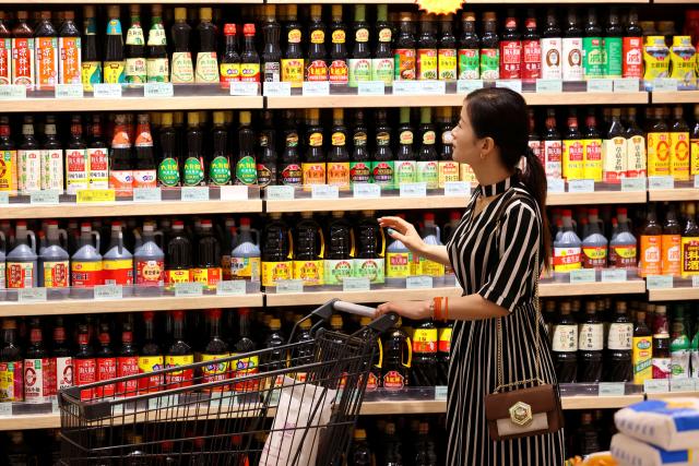 (250709) -- BEIJING, July 9, 2025 (Xinhua) -- A customer shops at a supermarket in Zaozhuang, east China's Shandong Province, July 9, 2025. China's consumer price index (CPI), a main gauge of inflation, rose 0.1 percent year on year in June, reversing a 0.1 percent decline registered in the previous month, as the nation's measures aimed at expanding domestic demand and the recovery of industrial consumer goods prices supported price rises.
   The core CPI, which excludes food and energy prices, climbed 0.7 percent year on year in June, up 0.1 percentage points compared to the rise registered in May, according to the data released Wednesday by the National Bureau of Statistics. (Photo by Sun Zhongzhe/Xinhua)