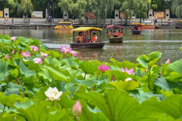 (250709) -- KUNMING, July 9, 2025 (Xinhua) -- Tourists take sightseeing boats at Daguan Park in Kunming, southwest China's Yunnan Province on July 9, 2025. (Xinhua/Peng Yikai)