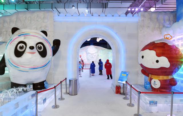 (250709) -- HARBIN, July 9, 2025 (Xinhua) -- Tourists visit the ice and snow art gallery of the Sun Island scenic spot in Harbin, northeast China's Heilongjiang Province, on July 9, 2025. The newly upgraded ice and snow art gallery of the Sun Island scenic spot opened to public recently, enabling visitors to enjoy ice and snow in summer. (Photo by Liu Yang/Xinhua)