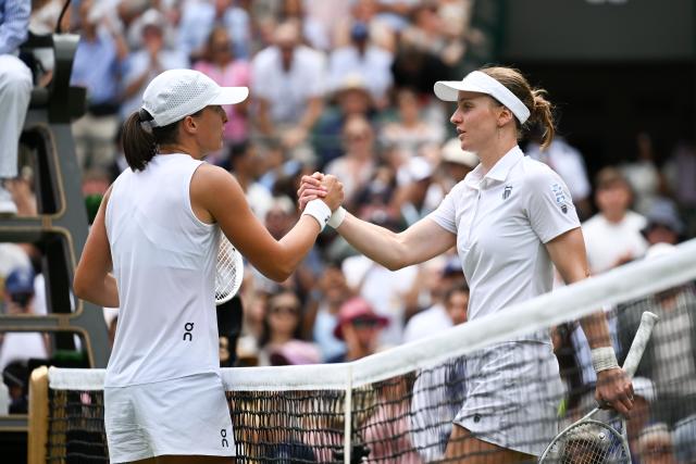 (250709) -- LONDON, July 9, 2025 (Xinhua) -- Iga Swiatek (L) of Poland shakes hands with Liudmila Samsonova of Russia after their women's singles quarterfinal match at the Wimbledon Tennis Championships in London, Britain, July 9, 2025. (Xinhua/Zhao Dingzhe)