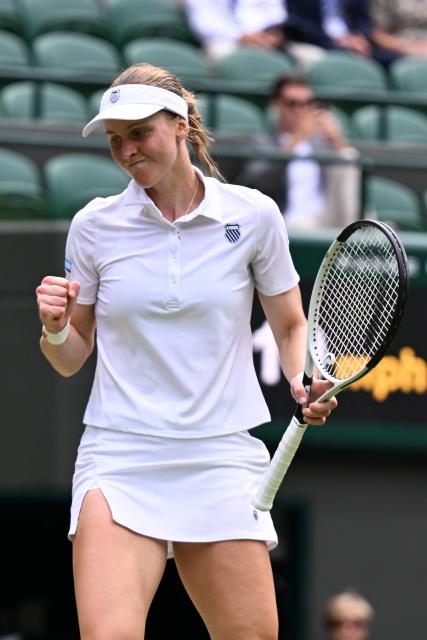 (250709) -- LONDON, July 9, 2025 (Xinhua) -- Liudmila Samsonova celebrates scoring during the women's singles quarterfinal match between Iga Swiatek of Poland and Liudmila Samsonova of Russia at the Wimbledon Tennis Championships in London, Britain, July 9, 2025. (Xinhua/Zhao Dingzhe)