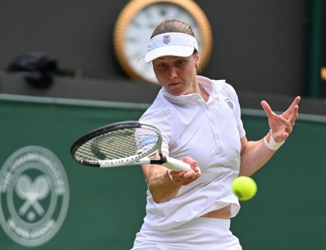 (250709) -- LONDON, July 9, 2025 (Xinhua) -- Liudmila Samsonova hits a return during the women's singles quarterfinal match between Iga Swiatek of Poland and Liudmila Samsonova of Russia at the Wimbledon Tennis Championships in London, Britain, July 9, 2025. (Xinhua/Zhao Dingzhe)